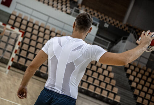 Mann in Posture Shirt spielt Handball